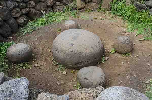 228 - Chile - isla de Rapa Nui o Pascua - Te Pito Kura - piedra El Ombligo del Mundo